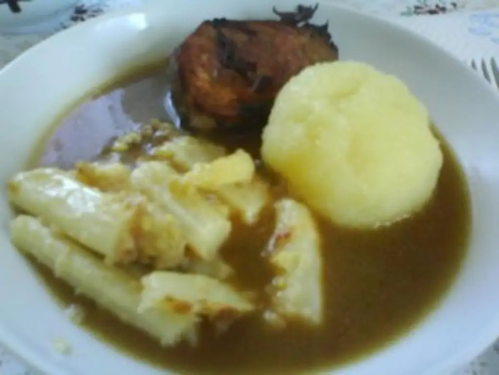 Хрустящая свиная вырезка со спаржей в масле и тюрингскими кнедликами