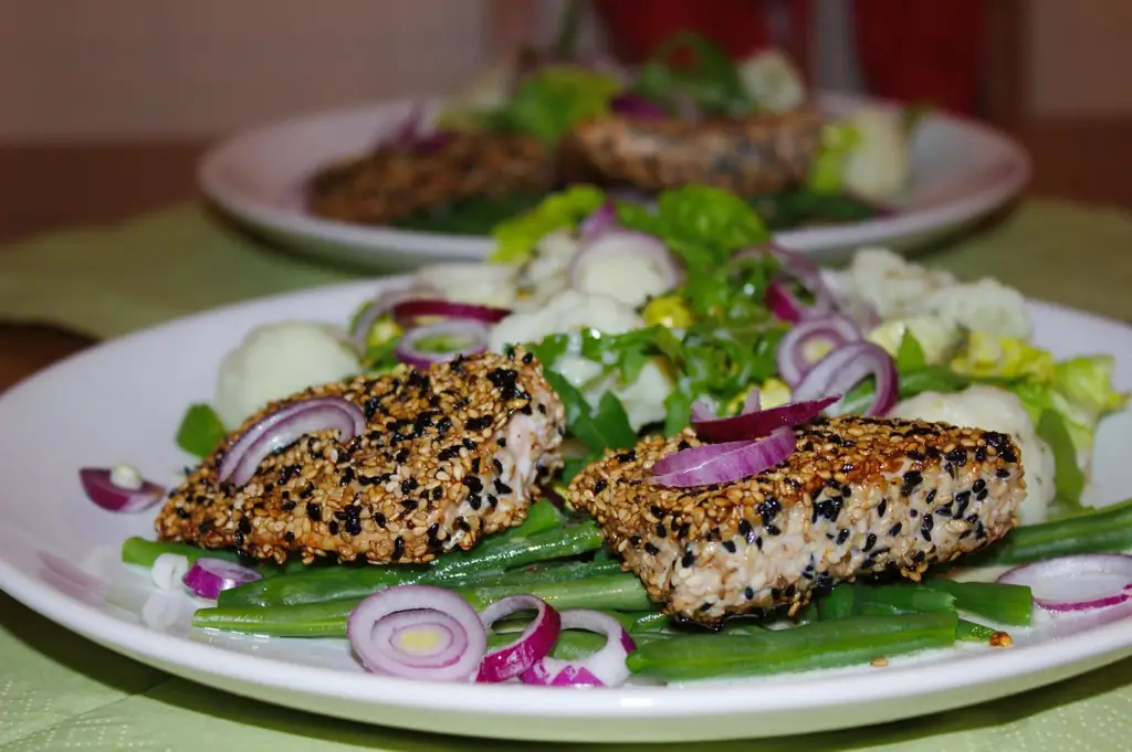 Хрустящий лосось в панировке из семян