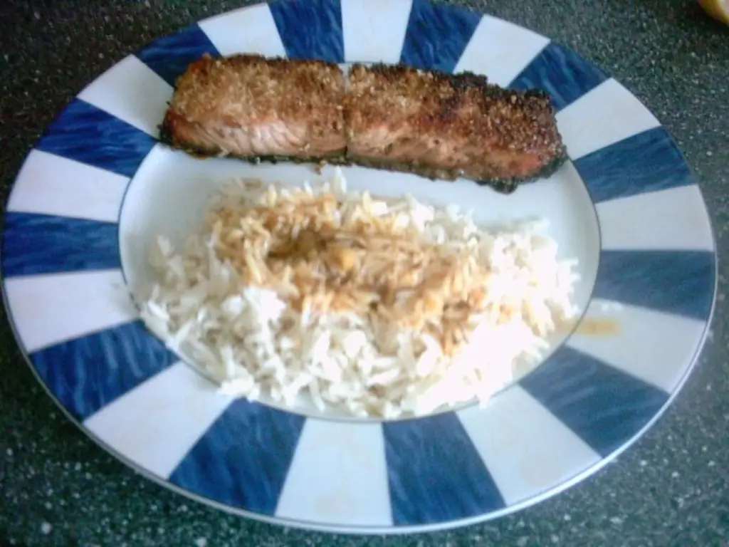 Маринованный лосось с кунжутной корочкой