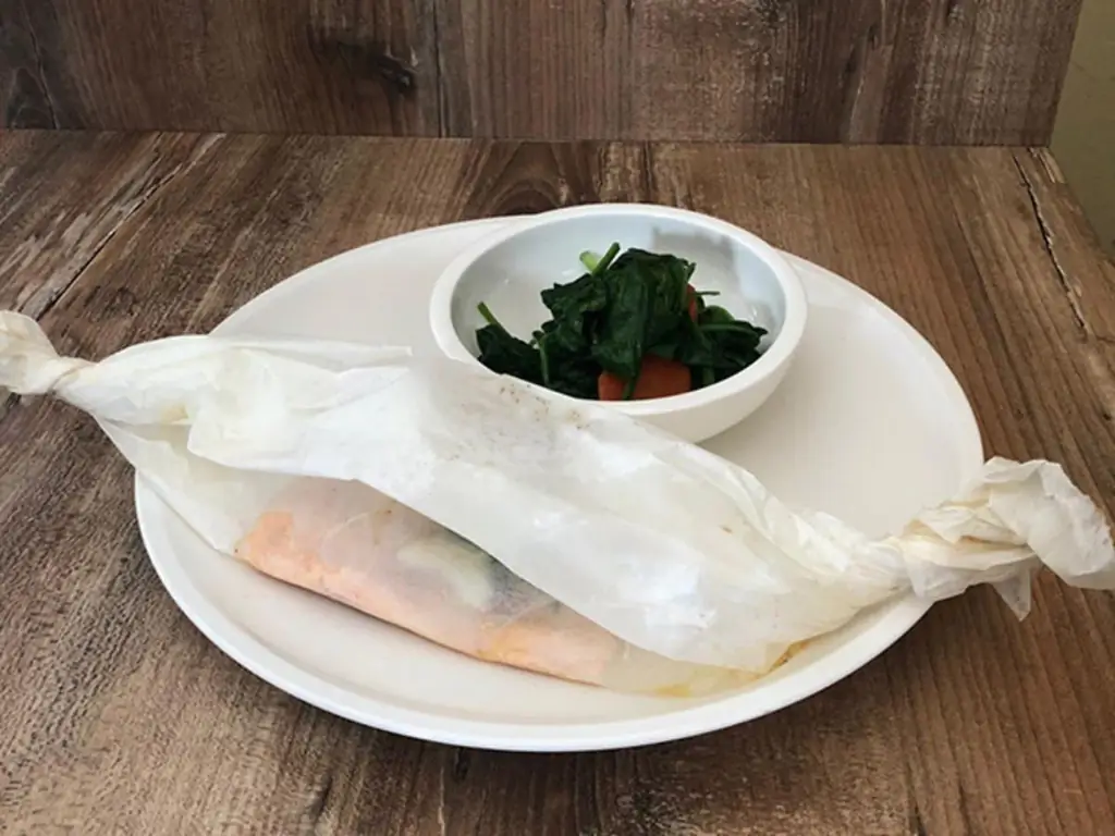 Пакеты из лосося со шпинатом и морковью (Борис Беккер)