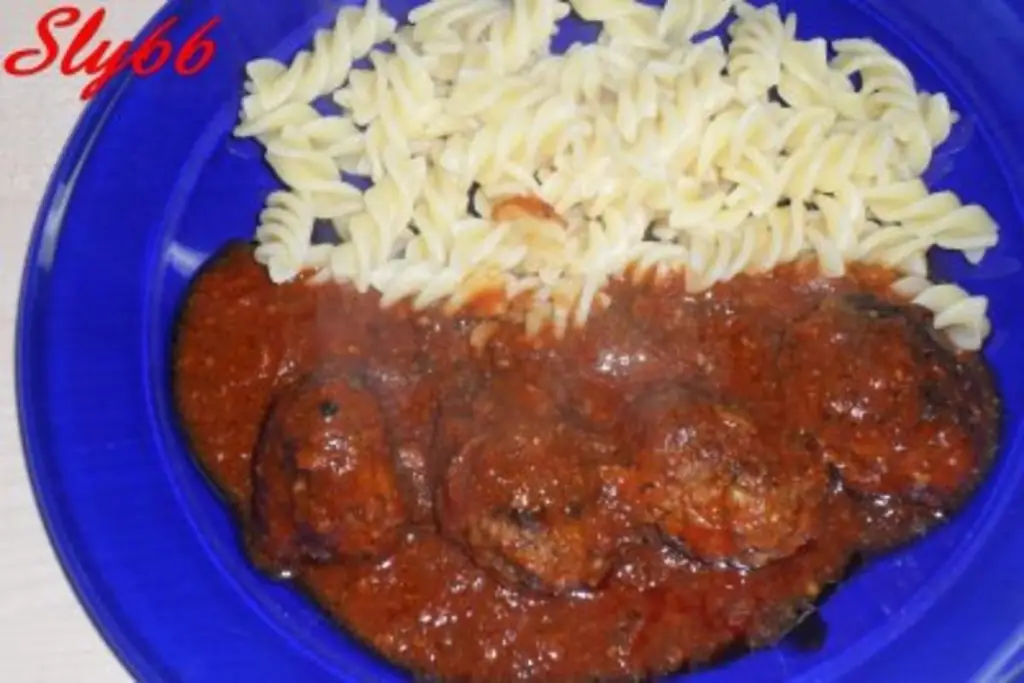 Мясные блюда: Фрикадельки в томатном соусе