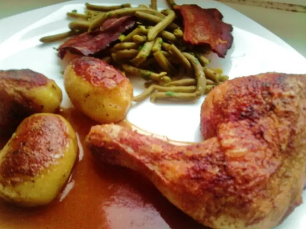 Острые куриные голени с жареным беконом, картофелем и фасолью