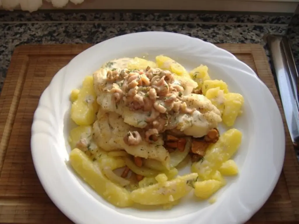 Треска с креветками и маринованными огурцами