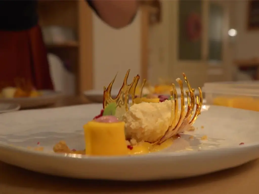 Мус из белого шоколада с бобами тонка, манго и крамблом