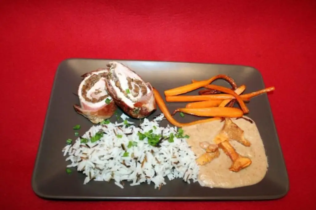 Руляды из фаршированной индейки с лисичками