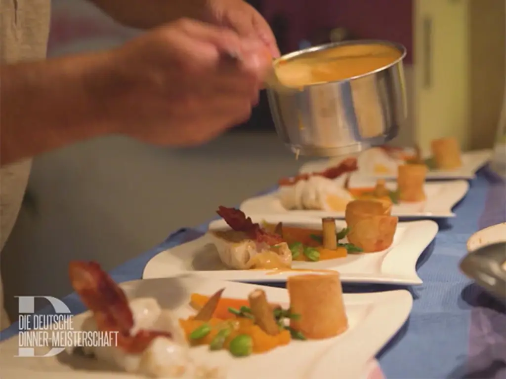 Корейка трески с соусом из омара на морковном пюре и картофеле с трюфелем