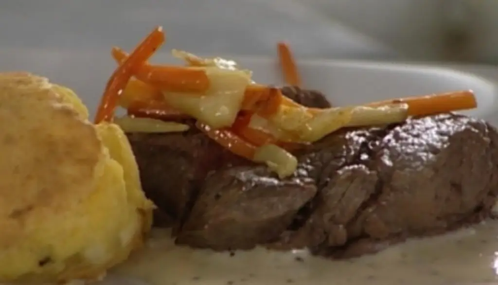 Роллы Матжес на запеченном сельдерее, украшенные икрой