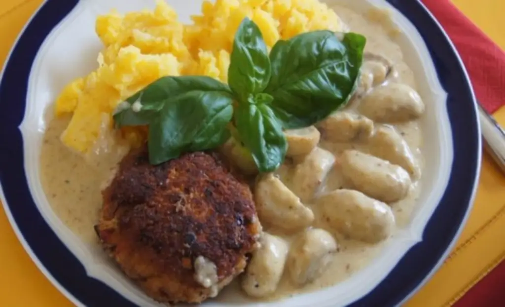 Фрикадельки со сливочными грибами и тыквой