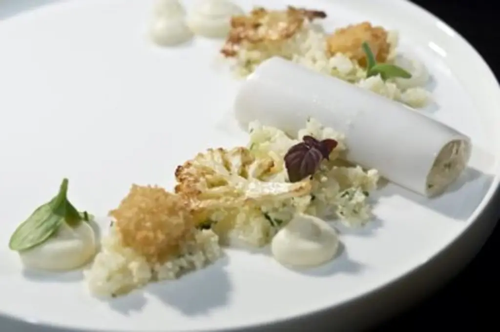 Тартар из морского гребешка в кокосовой стружке