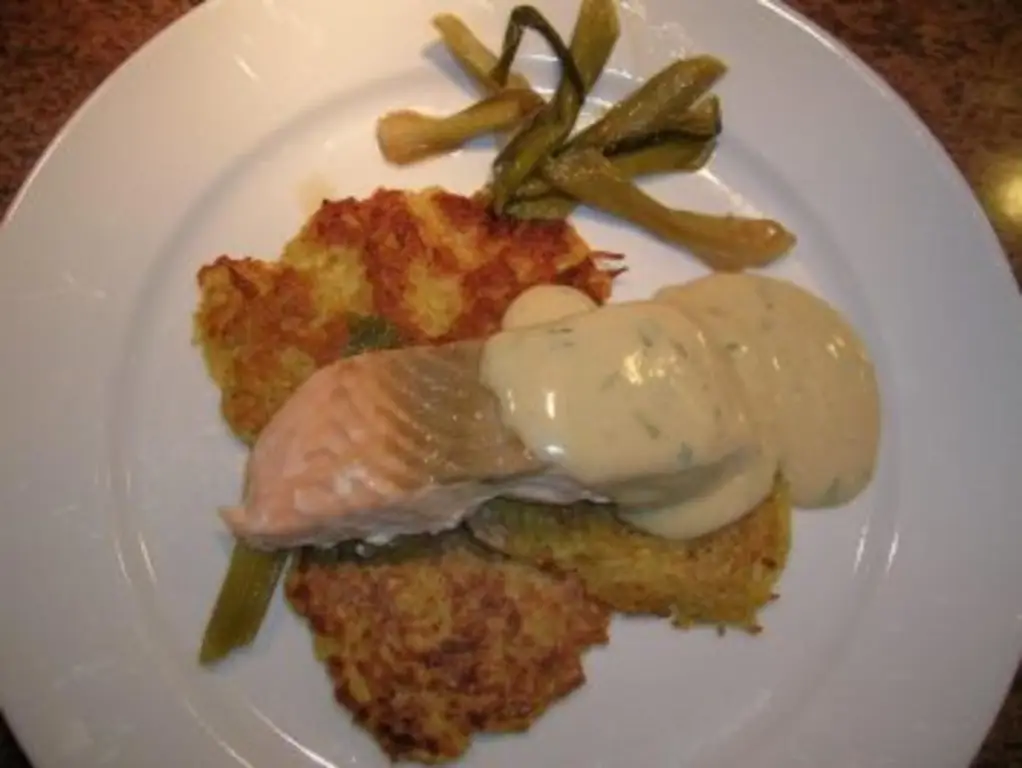 Филе лосося с эстрагоновым соусом и картофельными оладьями
