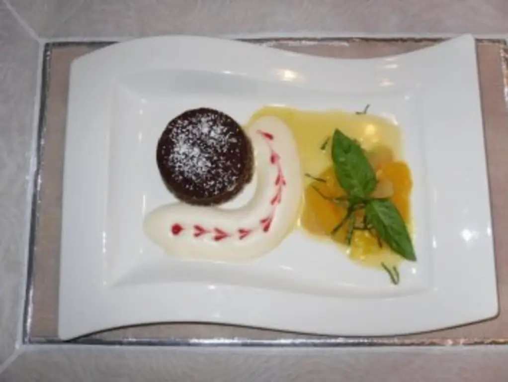 Теплый шоколадный торт с апельсиновым рагу