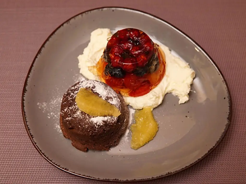 Шоколадный торт с жидкой серединкой и ягодным желе на креме