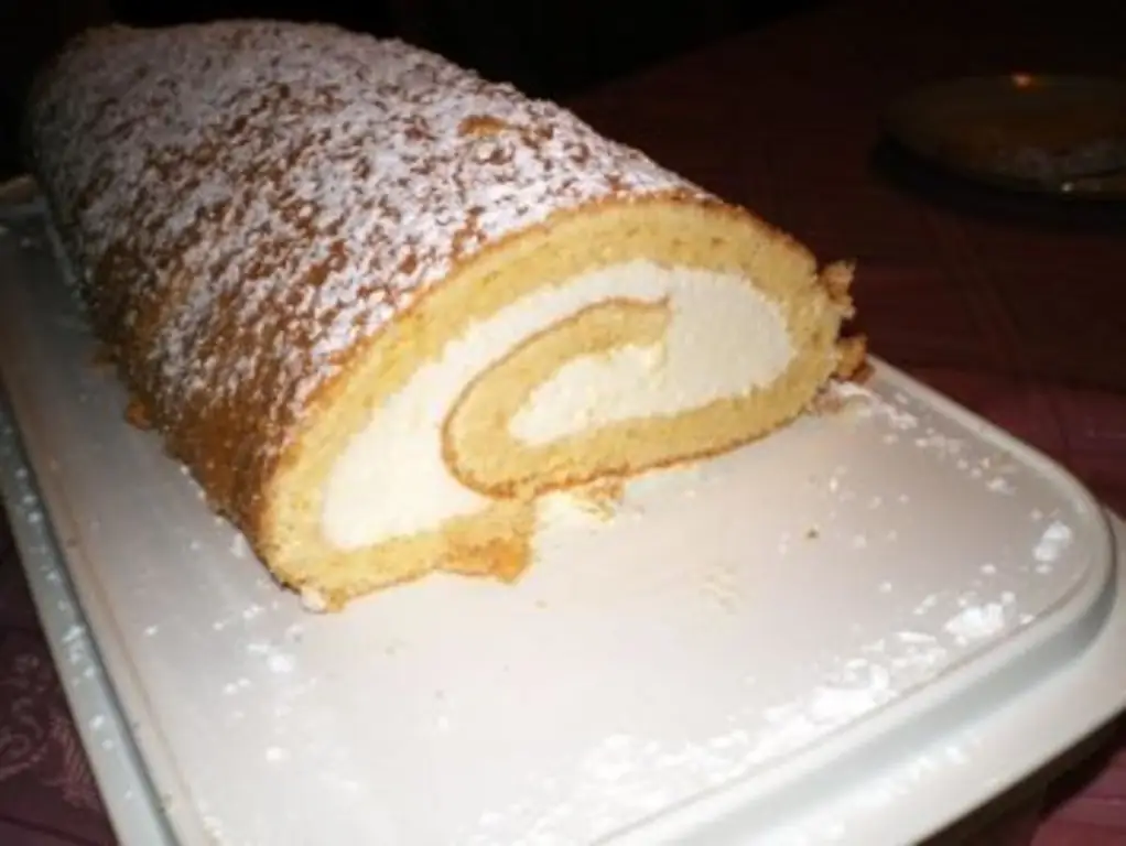 Лимонный рулет с яичным желтком и теплой водой