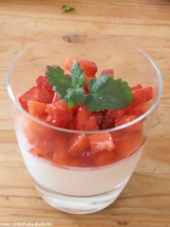 Пахтаный мусс с маринованной клубникой