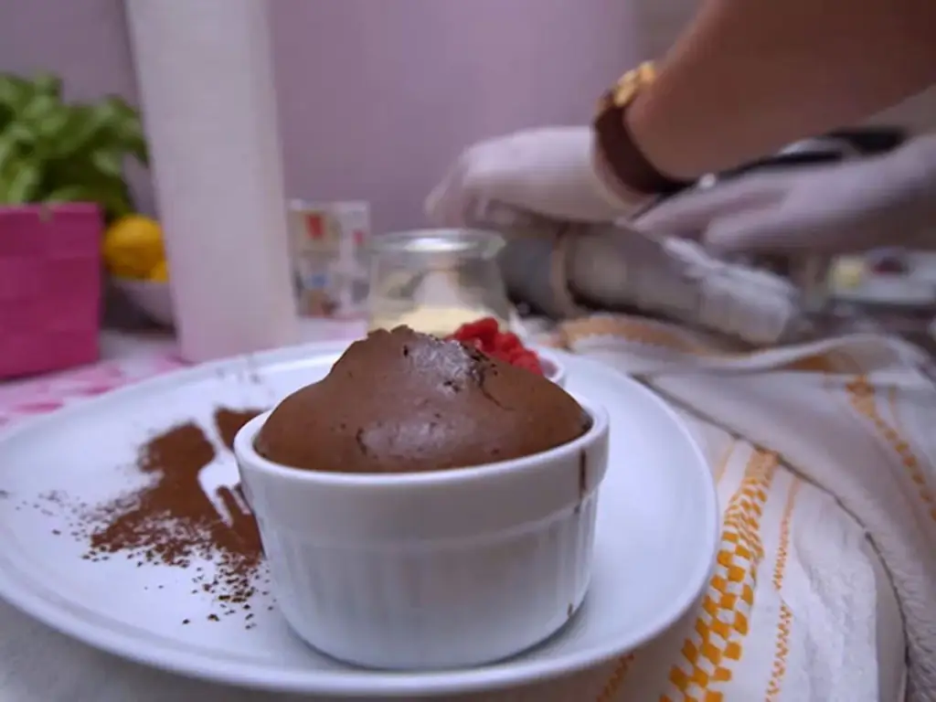 Белый мусс с шоколадным тортом из бобов тонка и малиной