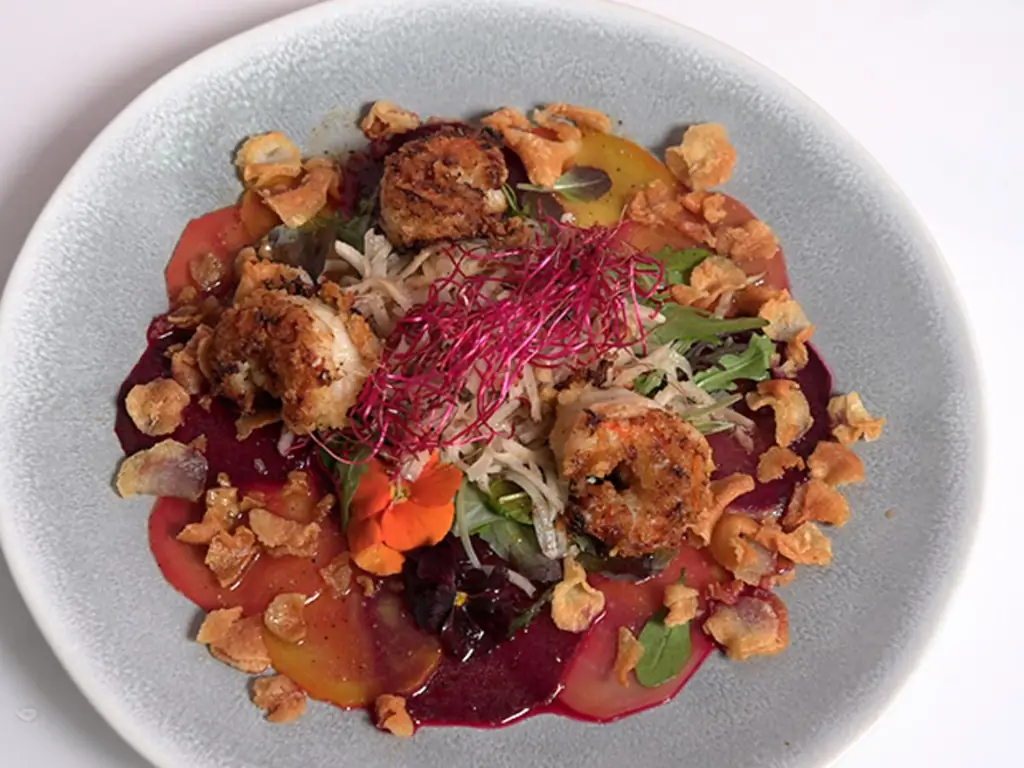 Карпаччо из свеклы с чипсами из топинамбура и креветками