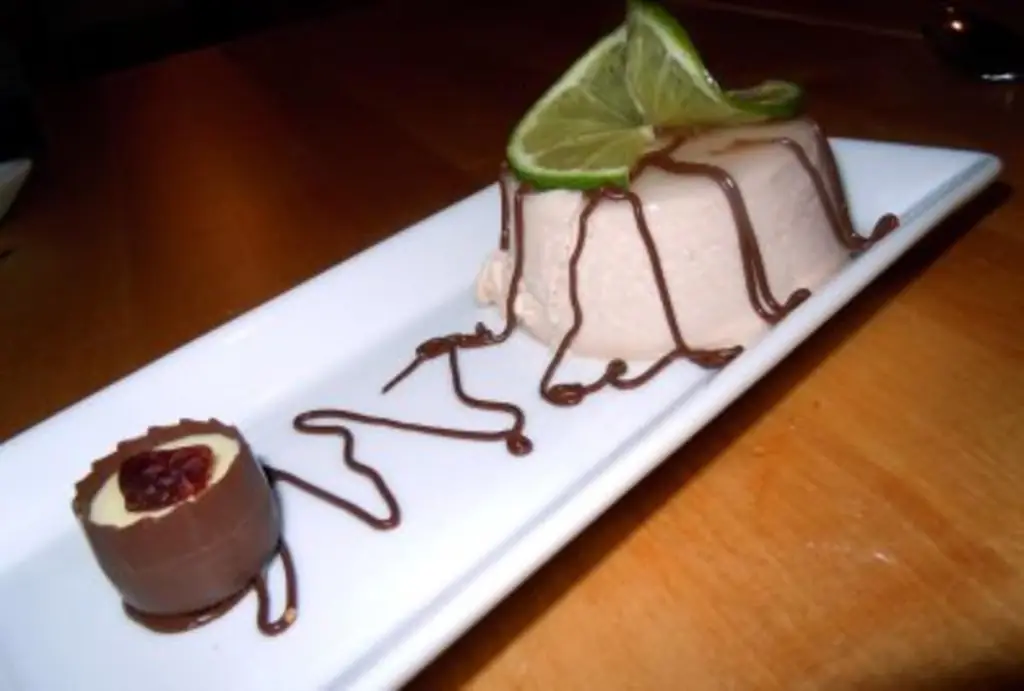 Панна котта с кремом из черной смородины и шоколадным соусом