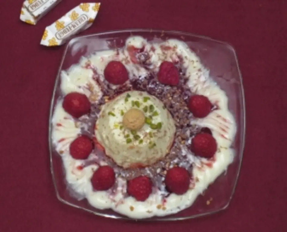 Панна котта с малиновым соусом