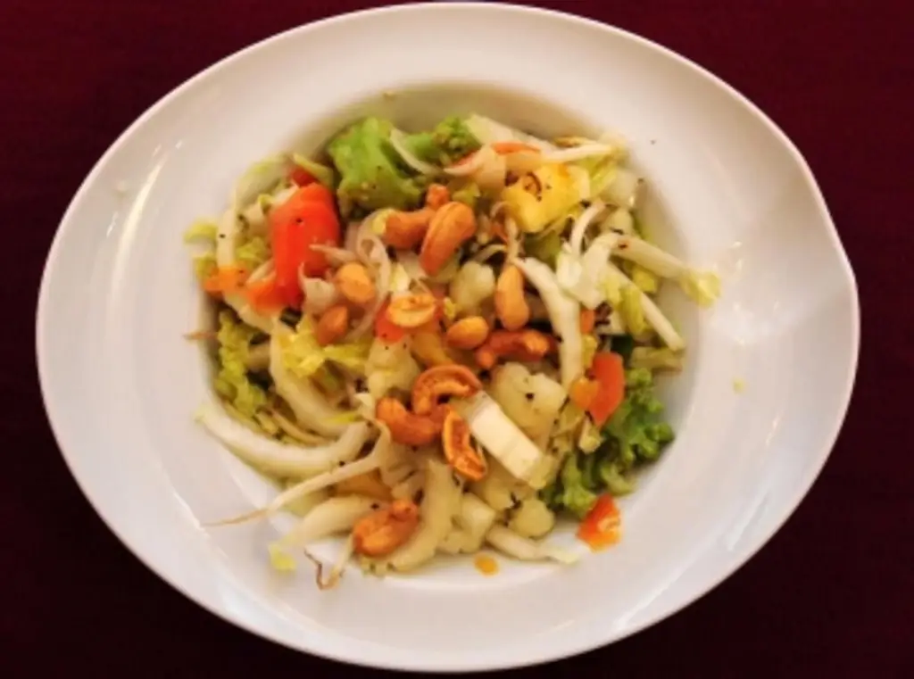 Азиатский овощной салат с ростками фасоли (Ханси Краус)