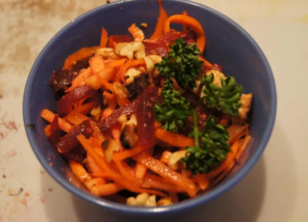 Салат со свеклой, яблоком и морковью