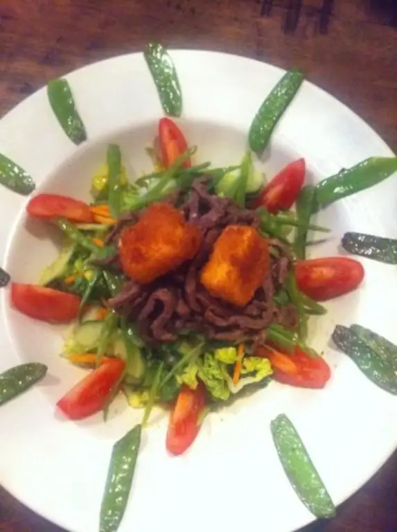 Летний салат с говядиной и запеченным сыром фета