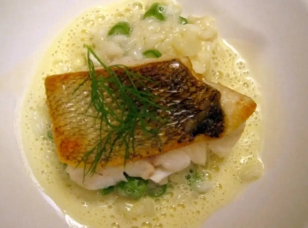 Жареное филе судака с соусом из винной пены и ризотто со спаржей