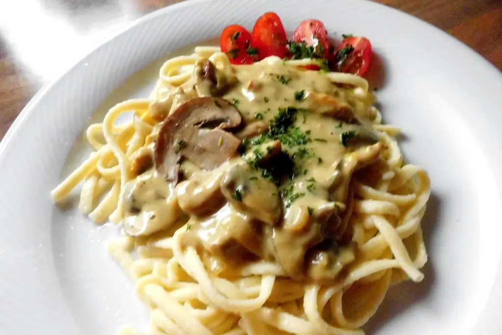 Сливочные ломтики с коричневыми грибами