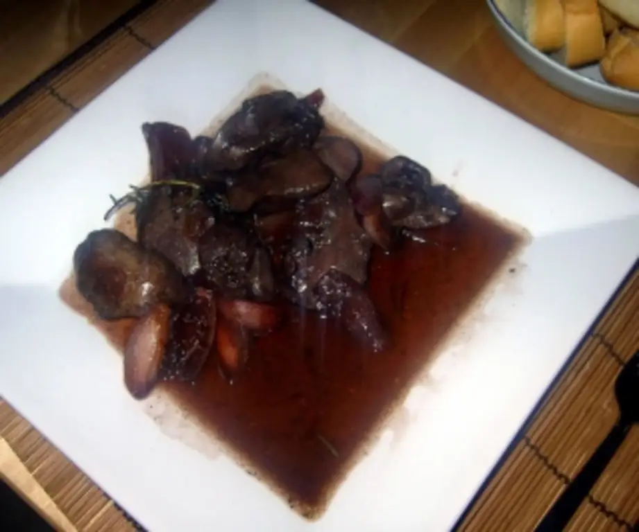 Печень птицы в соусе из красного вина