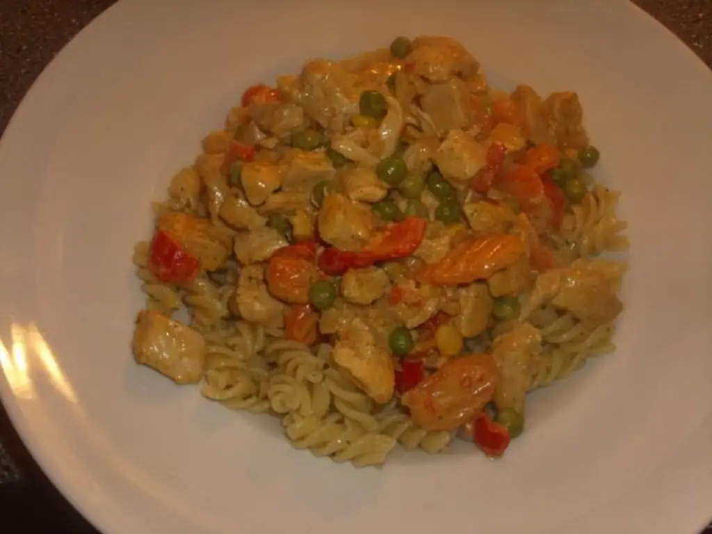 Паста с тертой курицей и овощами в масле