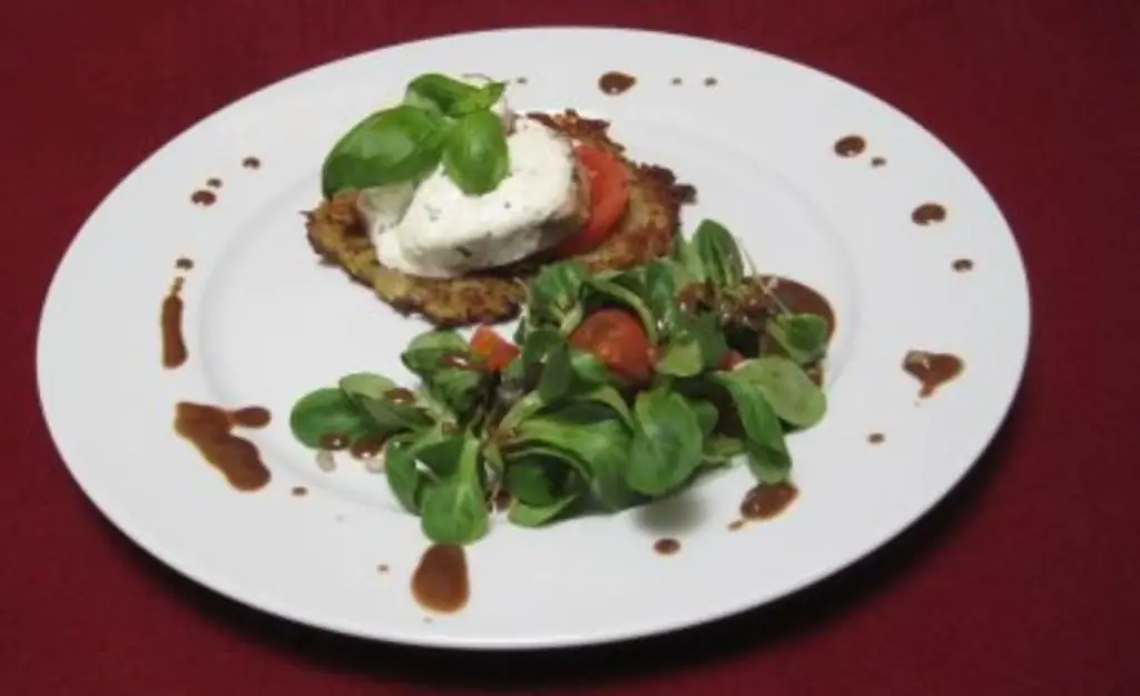 Томаты на картофельных оладьях с кончиками свиного филе