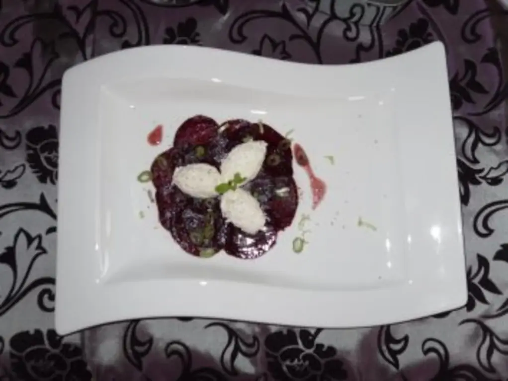 Мусс из хрена на карпаччо из свеклы