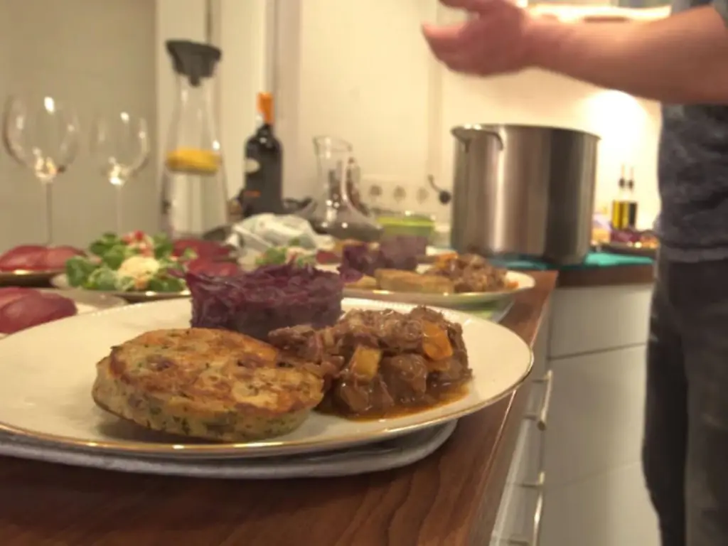 Гуляш из дичи, груши из красного вина, клецки из салфеток и красная капуста, с салатом из зимнего ягненка