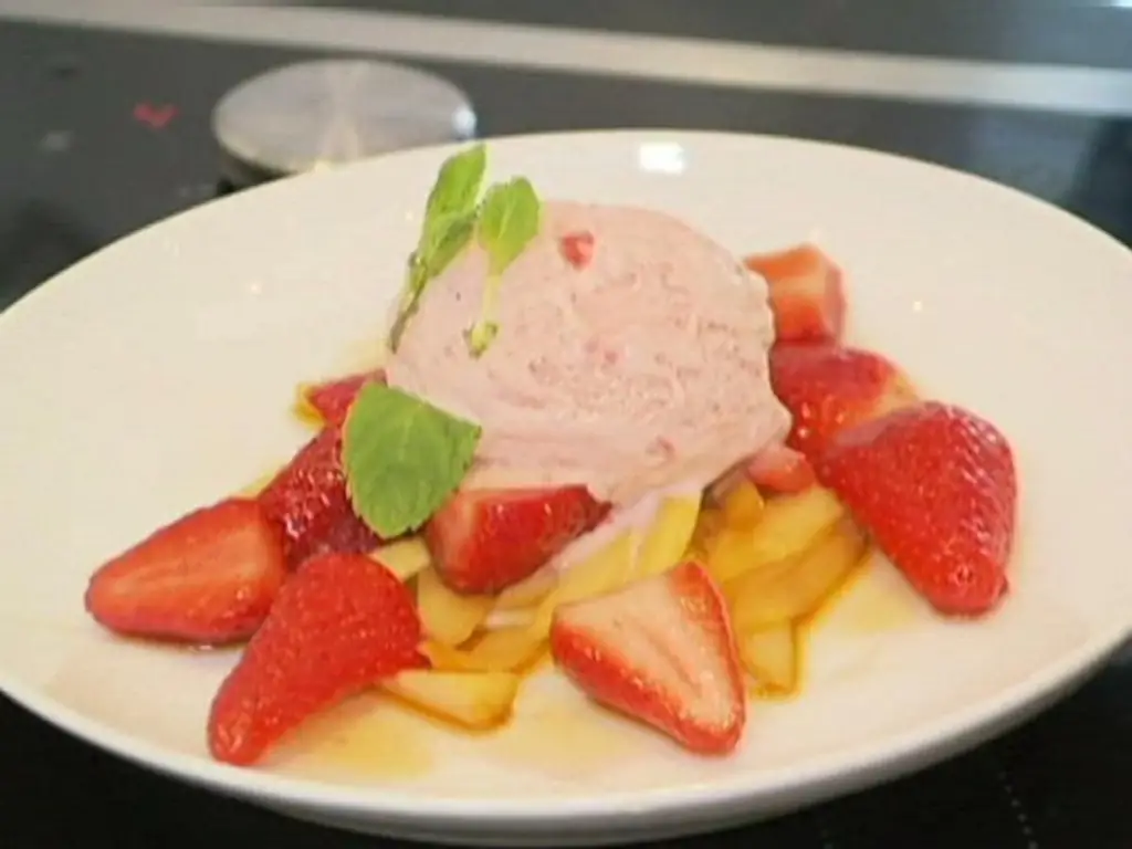 Спаржевое меню С салатом из спаржи, спаржей на пару и карамелизированной спаржей с клубникой