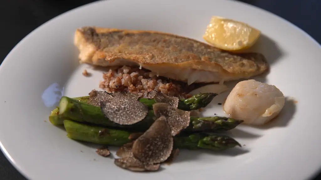 Филе дорады со свежими трюфелями и спаржей