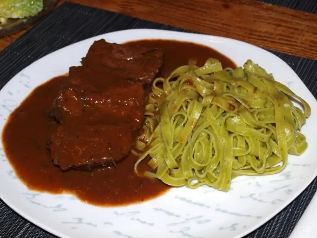 Stufato di manzo al vino rosso (ростбиф в соусе из красного вина)