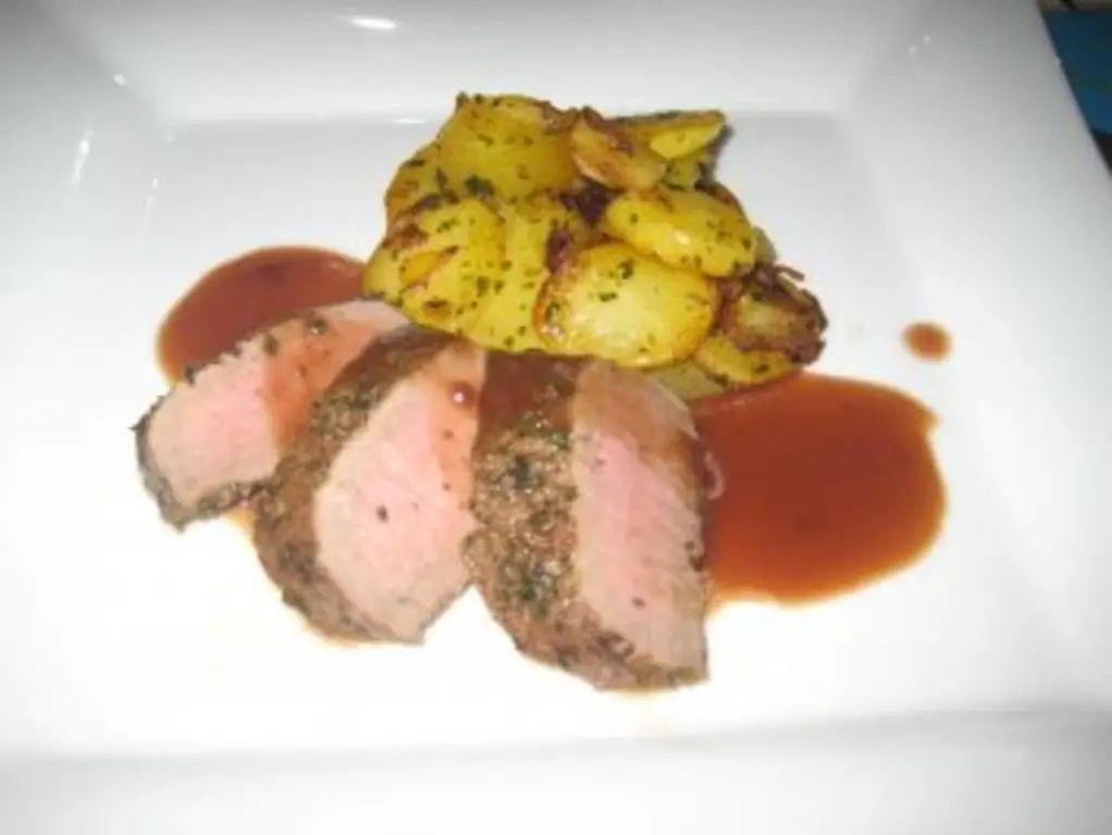 Нога ягненка в соусе из красного вина с Pommes Boulangère