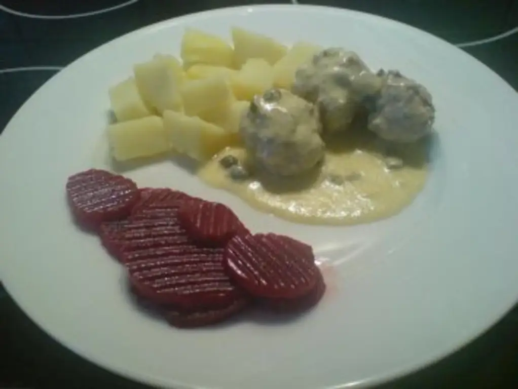 Königsberger Klopse с отварным картофелем и свеклой
