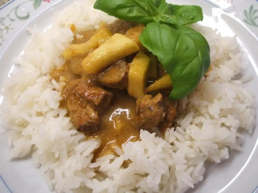 Птица: Кусочки курицы в яблоке