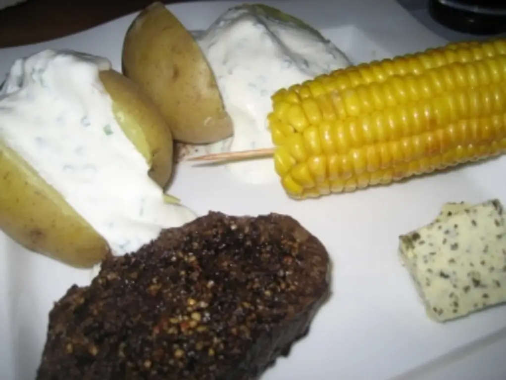 Перечные стейки с картофелем с розмарином и кукурузой в початках