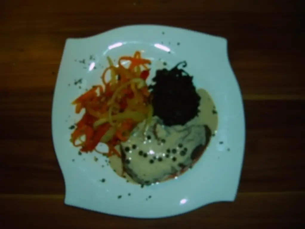 Стейк из страуса с зеленым перцем