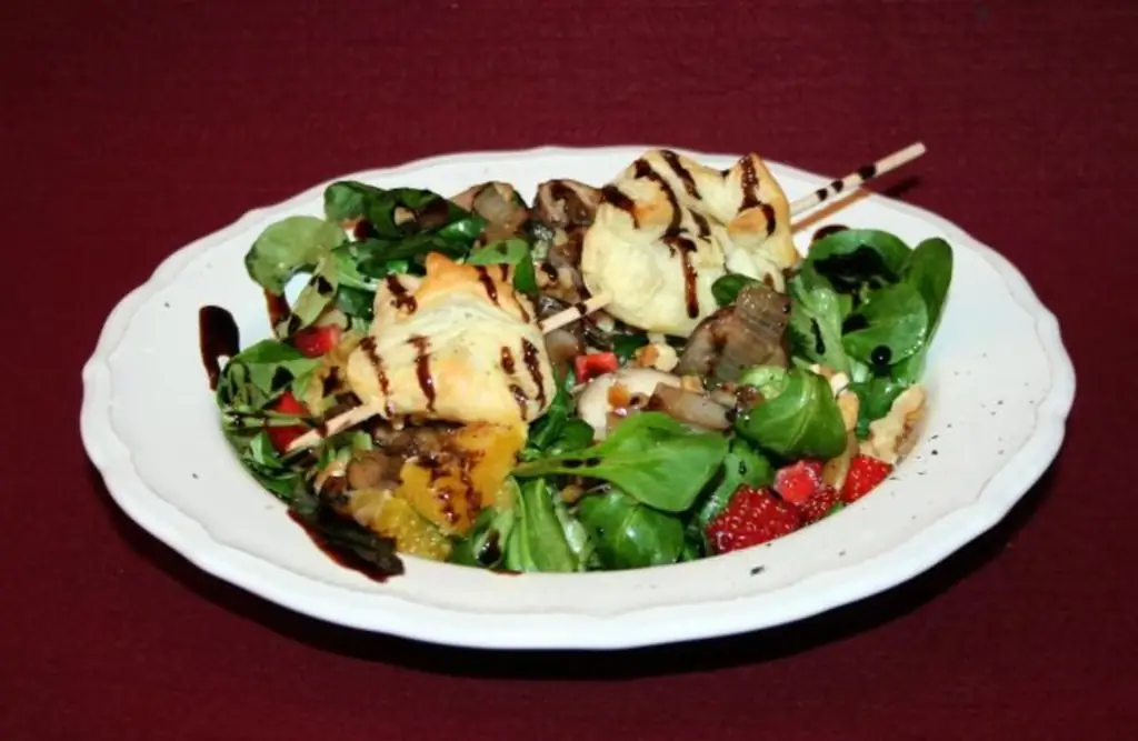 Ореховый салат из ягненка с апельсиновым филе и кусочками граната