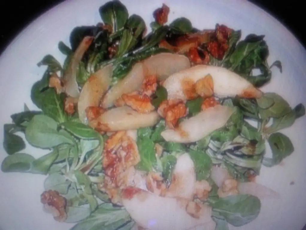 Салат из баранины с жареными грушами и грецкими орехами