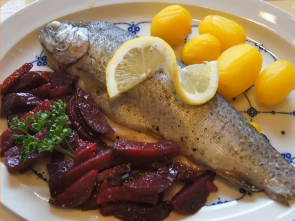 Радужная форель с красным