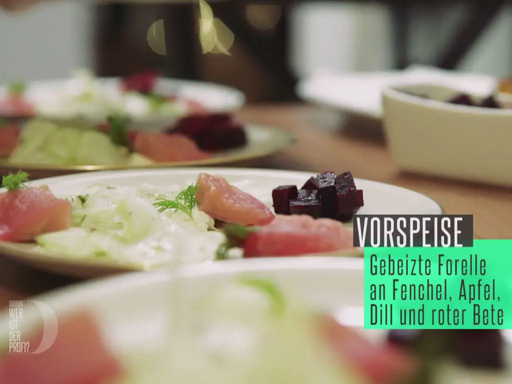 Запеченная форель со свеклой, фенхелем, яблоком, укропом и кремом из хрена