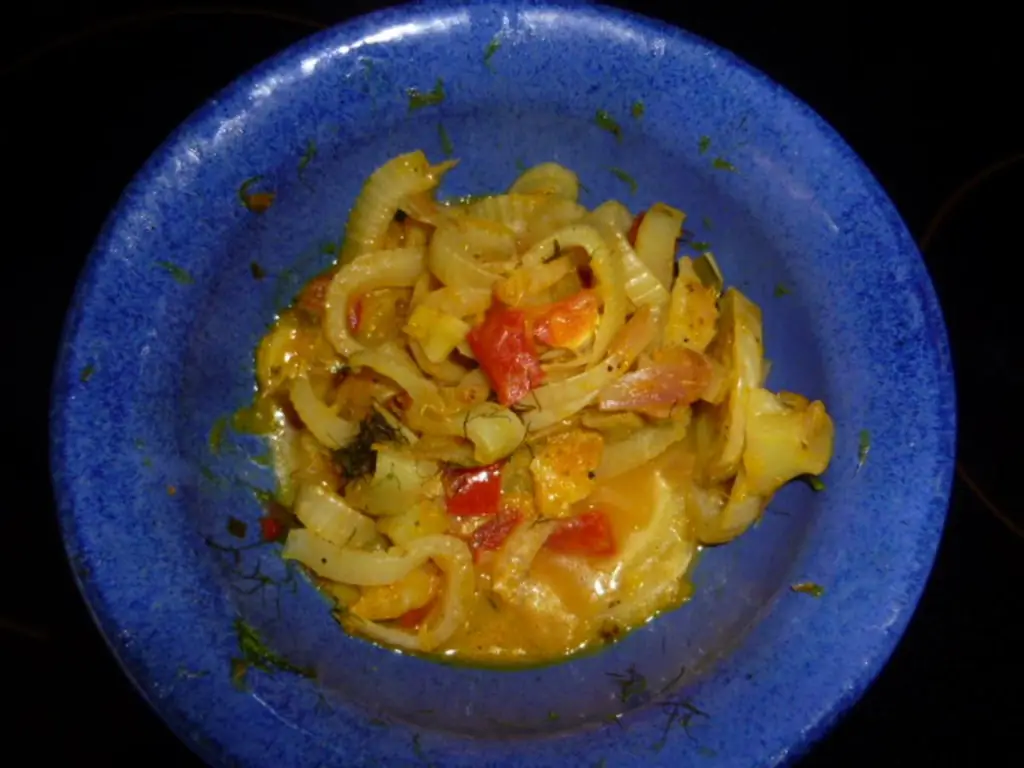 Овощи фенхеля с апельсинами и помидорами