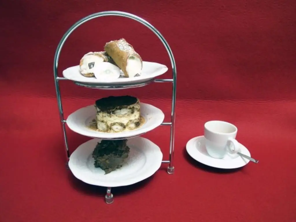 Trinacria di Tiramisú, Cannolo siciliano и Profiteroles с кофе и ammazzacaffé