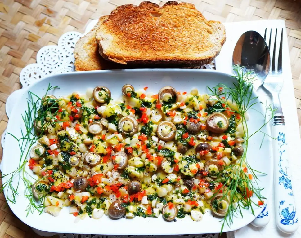Салат из свежих грибов – Insalata di funghi alla Piedmont