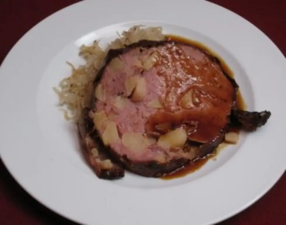 Колбаса Гартроп на капусте Рислинг с соусом из бекона