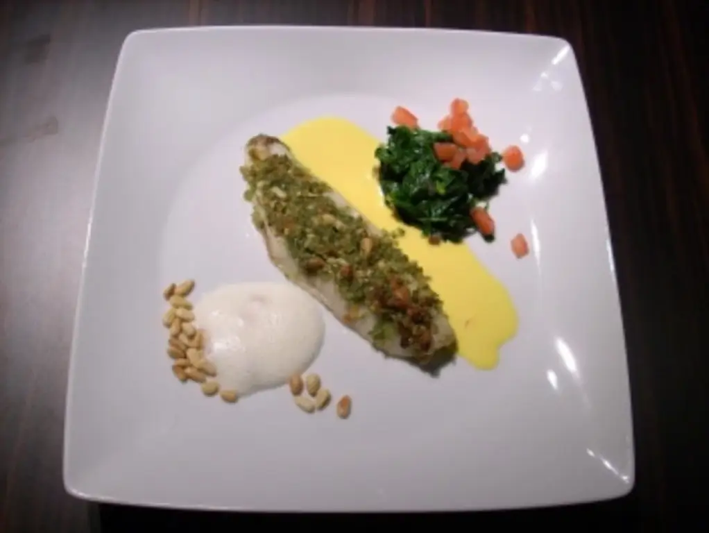 Сибас в корочке из дикого чеснока со шпинатом и картофельной пеной