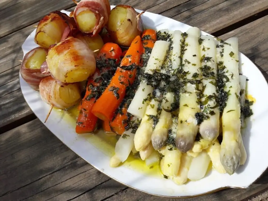 Спаржа в масле с травами